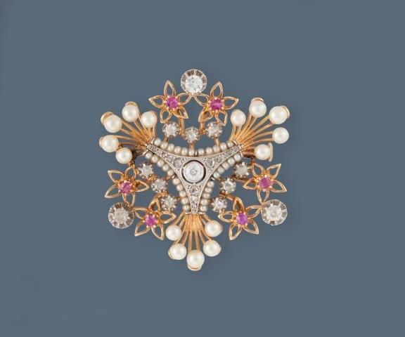 BROCHE ROSACE en or jaune (750) et platine,...