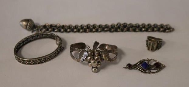 LOT DE BIJOUX en argent (925) comprenant...