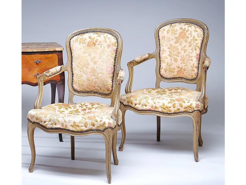 PAIRE DE FAUTEUILS à dossier cabriolet violonné...