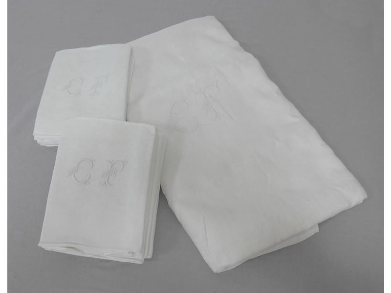 NAPPE et ONZE SERVIETTES monogrammé C.F.