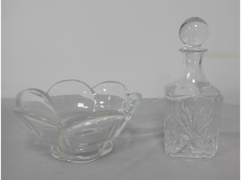 BOUTEILLE en verre moulé à décor de pointes...