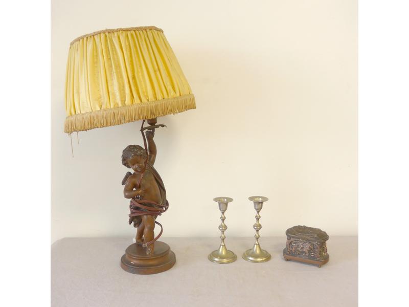 LAMPE en régule figurant un putti (Haut....