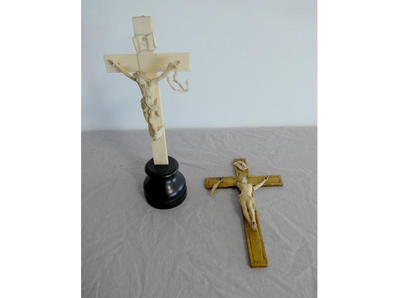 CRUCIFIX avec croix et Christ en ivoire sur...