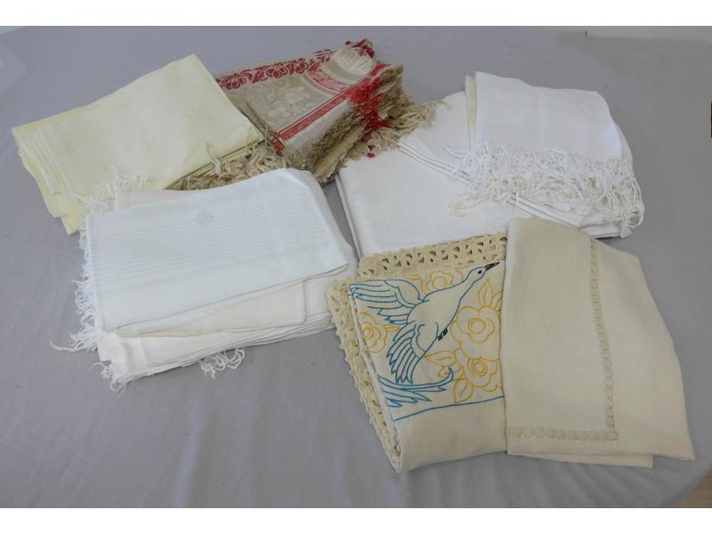 LOT DE NAPPES ET SERVIETTES diverses