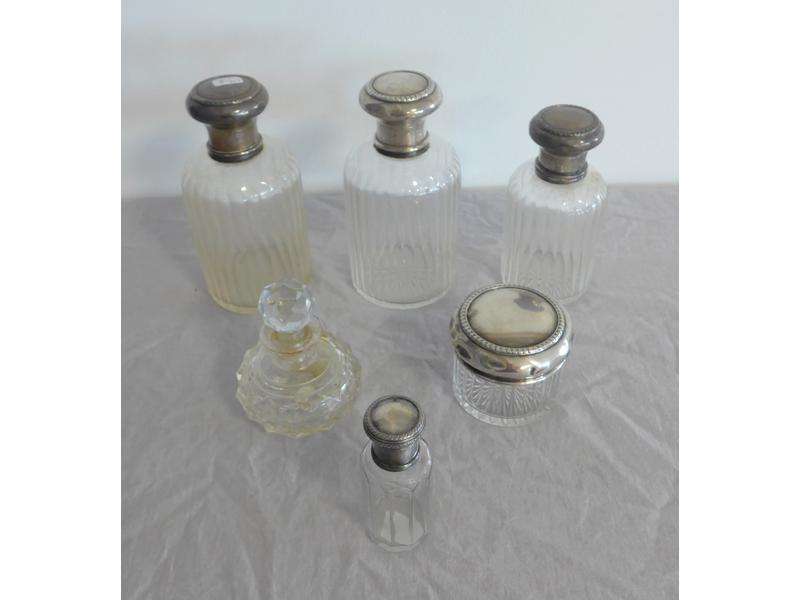 NECESSAIRE DE TOILETTE formé de 5 flacons...