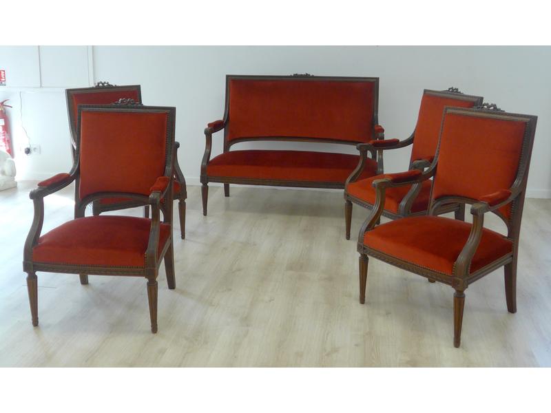 SALON comprenant quatre fauteuils et une...