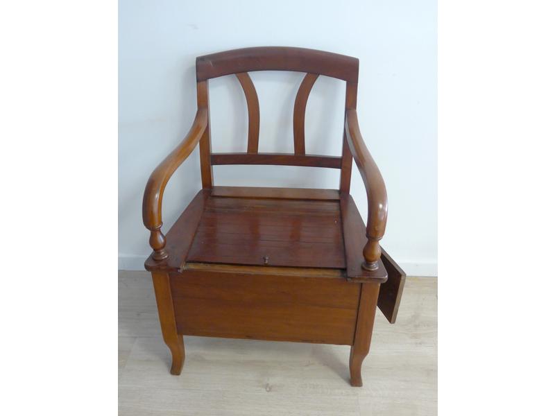 CHAISE D'AISANCE en acajou, assise à lamelles,...