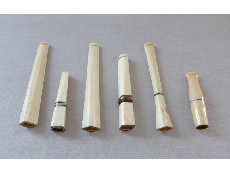 CINQ FUME-CIGARETTES en ivoire. Vers 1920-1930....