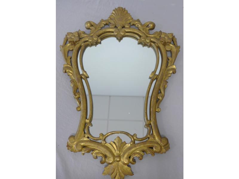 MIROIR en bois doré sculpté de rinceaux et...