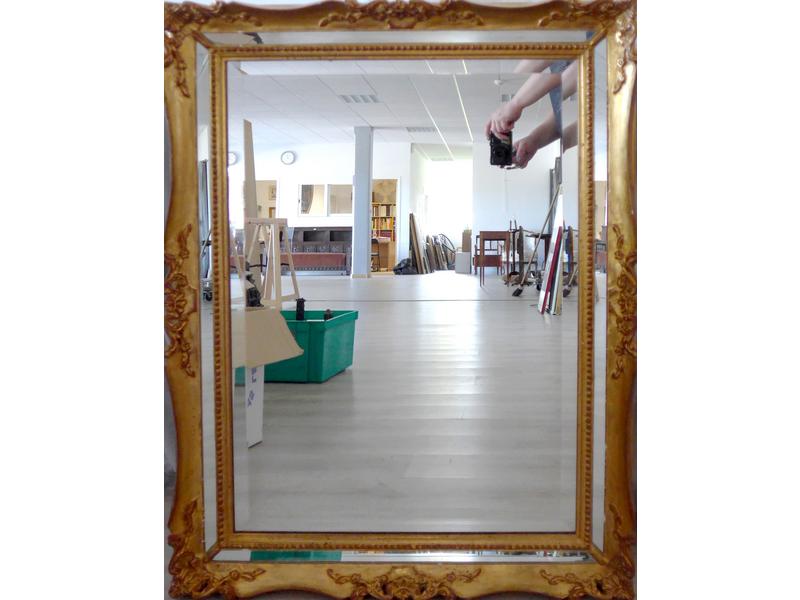 MIROIR rectangulaire dans un cadre en bois...