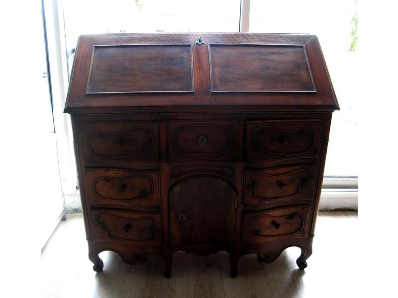 BUREAU DE PENTE en chêne mouluré et sculpté...