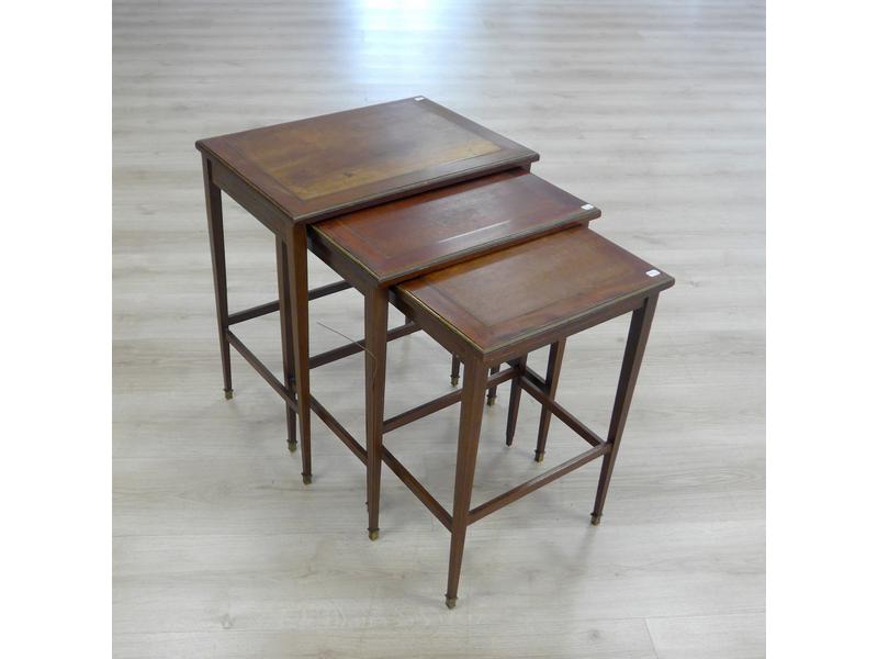 TROIS PETITES TABLES GIGOGNES rectangulaires...