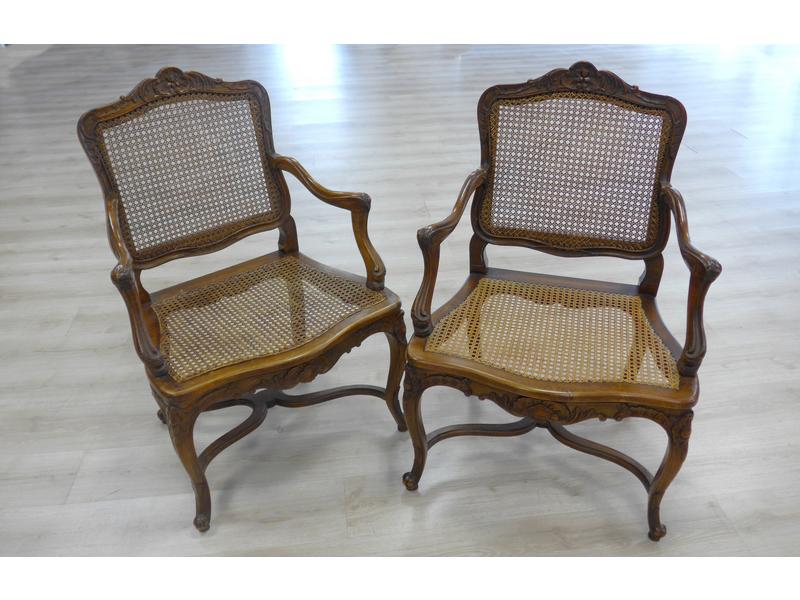PAIRE DE FAUTEUILS CANNEES dit à la Reine...