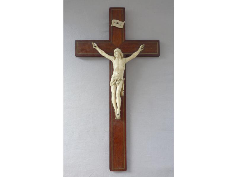 CHRIST en ivoire sculpté sur une croix en...