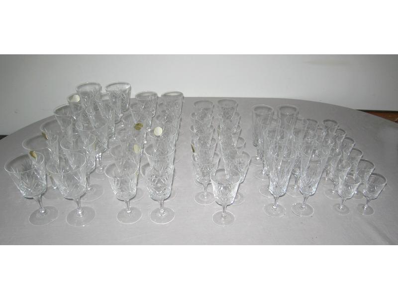 PARTIE DE SERVICE DE VERRES à pied en cristal...