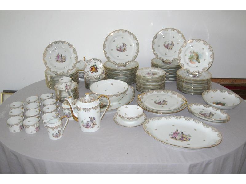 LIMOGES: PARTIE DE SERVICE DE TABLE en porcelaine...