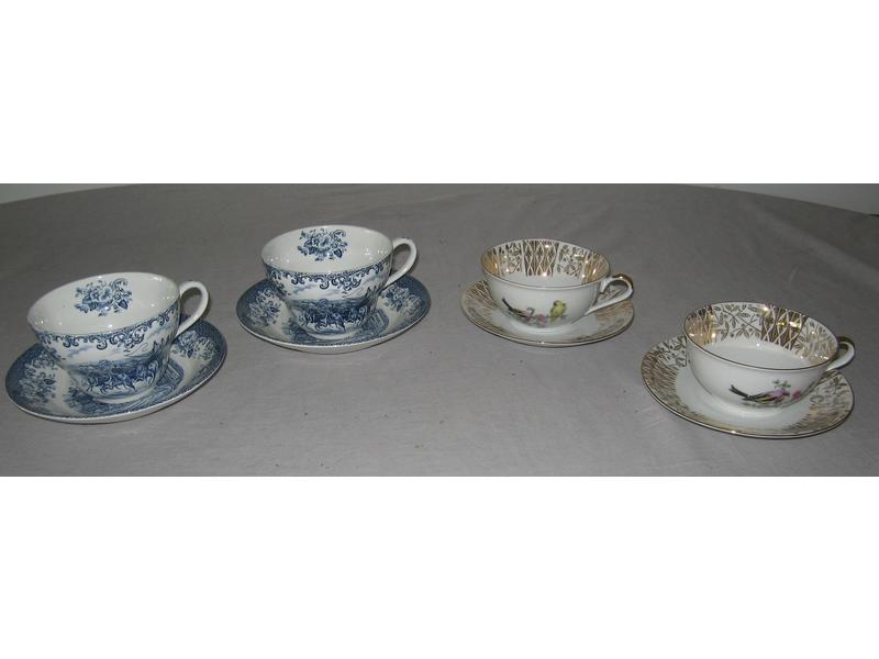 DEUX SERVICE A DEJEUNER en porcelaine blanche...