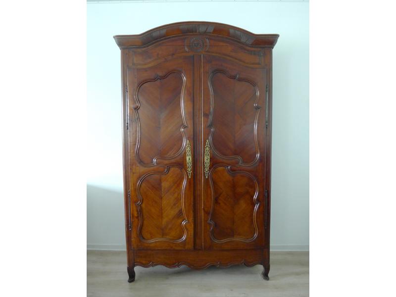 ARMOIRE en bois fruitier teinté, à deux portes...