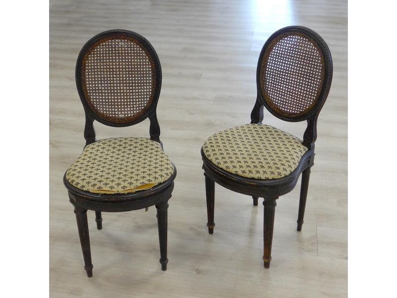 PAIRE DE CHAISES cannées en bois teinté,...