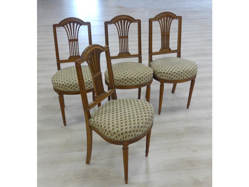 SUITE DE QUATRE CHAISES  en noyer à dossier...
