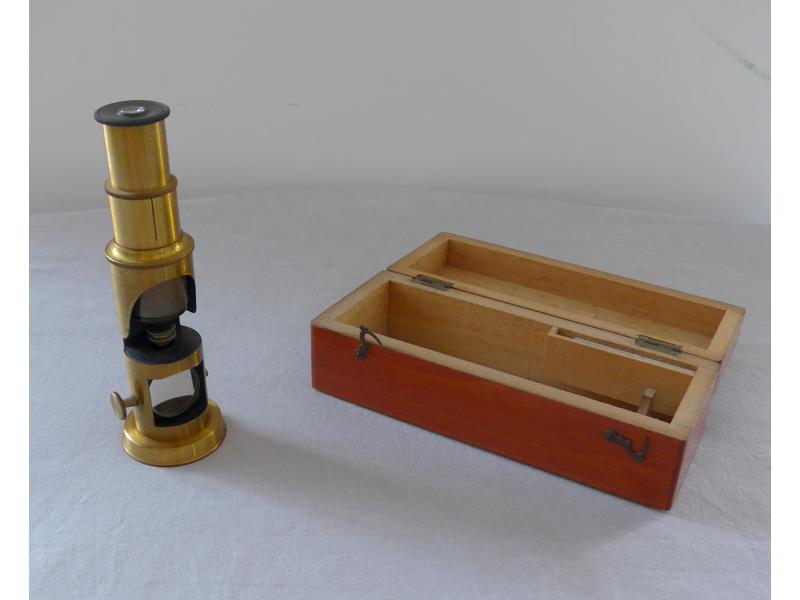 MICROSCOPE en laiton dans son étui et deux...