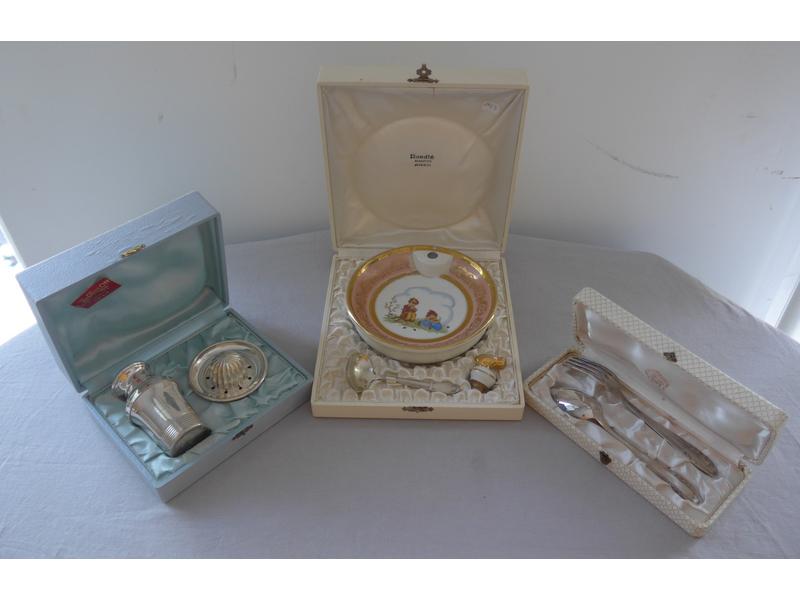 LOT EN METAL ARGENTE POUR ENFANT, comprenant...