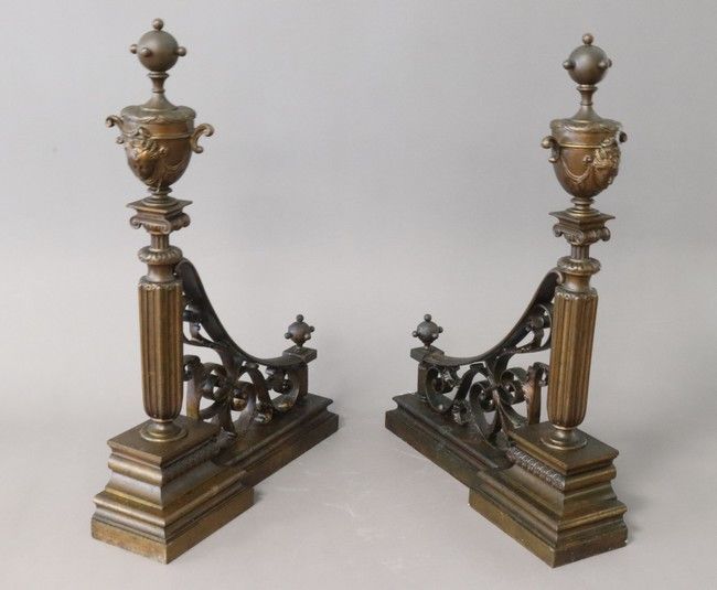 PAIRE DE CHENETS en bronze en forme de vase...