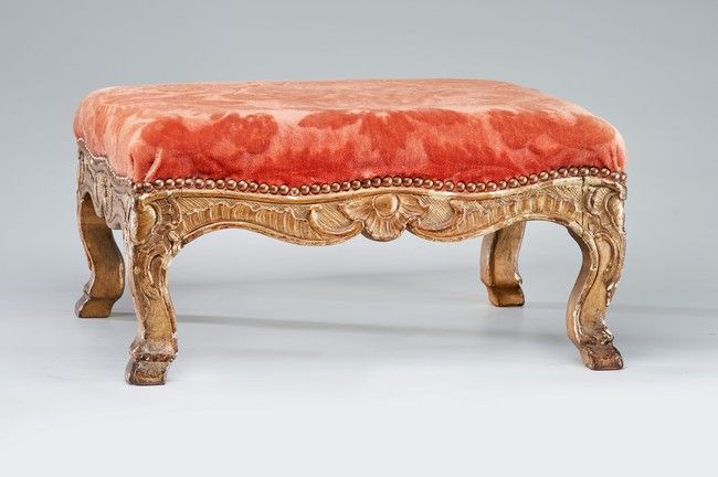 TABOURET DE PIEDS en bois sculpté et doré...