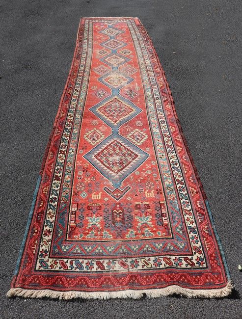TAPIS GALERIE en laine polychrome à décor...