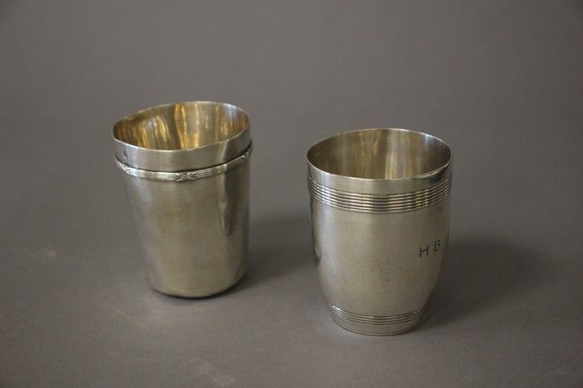 DEUX TIMBALES en argent, l'une unie à filets...