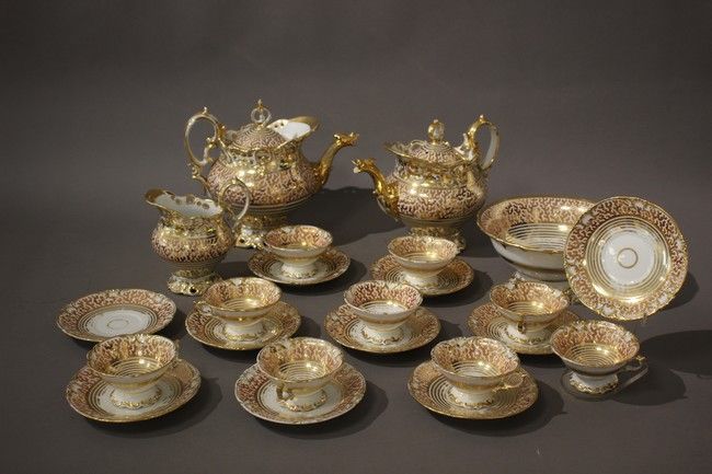 PARTIE DE SERVICE A THÉ en porcelaine émaillée...