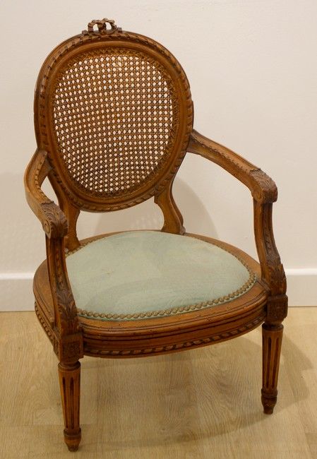 FAUTEUIL D’ENFANT à dossier médaillon cabriolet...