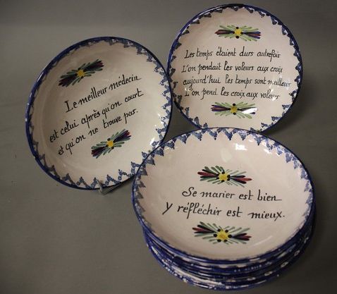 SEPT ASSIETTES PARLANTES en faïence émaillée...