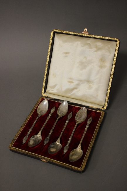 SIX CUILLERES À DESSERT en argent (950),...