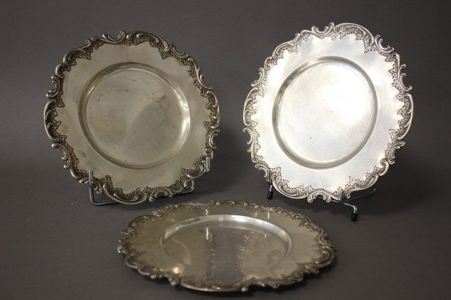 TROIS SOUCOUPES en argent (950) à bords chantournés,...