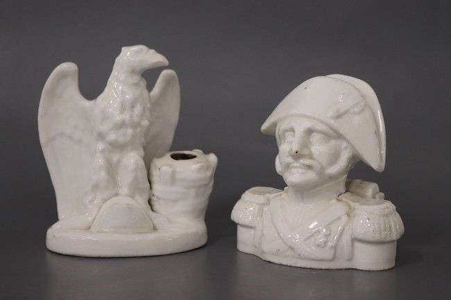 DEUX ENCRIERS en porcelaine émaillée blanc,...
