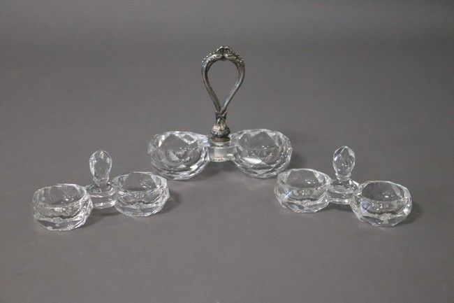 SALIÈRE-POIVRIÈRE en cristal taillé à manche...