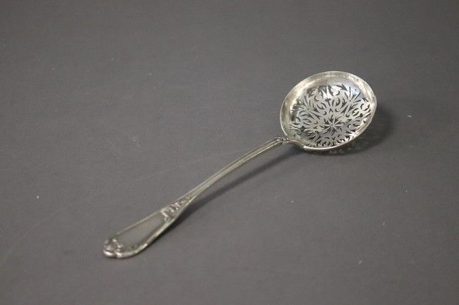 CUILLÈRE A SAUPOUDRER en argent, modèle à...