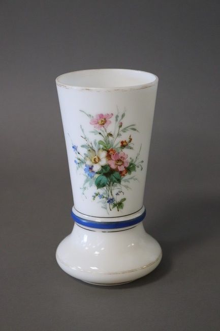 VASE en opaline blanche de forme tulipe à...