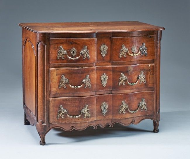 COMMODE en noyer à façade arbalète ouvrant...