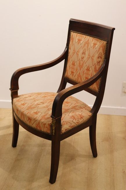 FAUTEUIL en placage d'acajou, dossier renversé,...