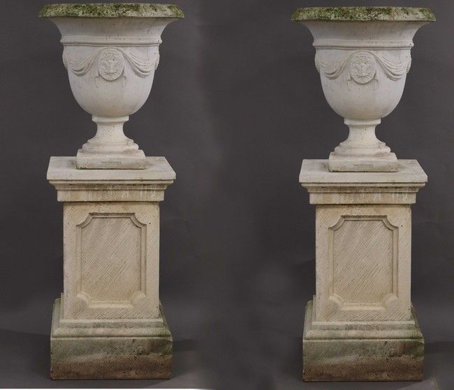PAIRE D'ORNEMENTS DE JARDIN en pierre reconstituée,...