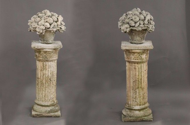 PAIRE D'ORNEMENTS DE JARDIN en pierre reconstituée,...