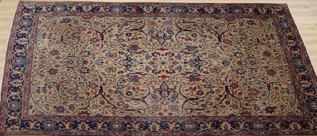 TAPIS en laine à décor de fleurs et larges...