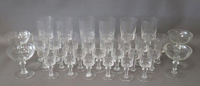 PARTIE DE SERVICE DE VERRES à pieds comprenant...