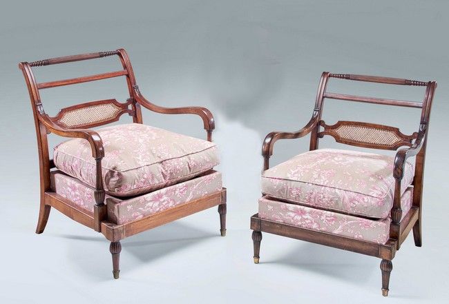 PAIRE DE FAUTEUILS bas à châssis en acajou,...