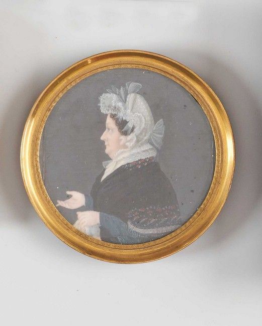 MINIATURE SUR IVOIRE ronde figurant une femme...