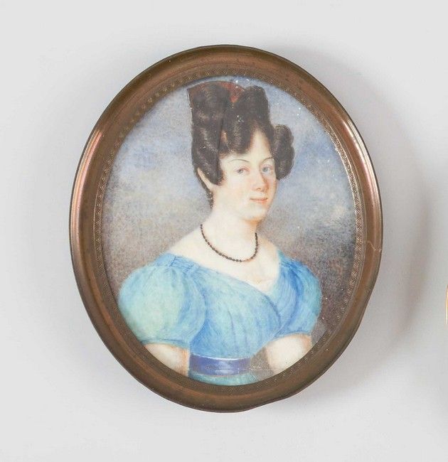 MINIATURE SUR IVOIRE ovale figurant une femme...