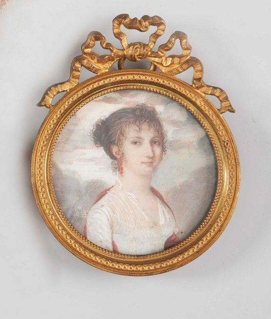 MINIATURE SUR IVOIRE ronde figurant une femme...