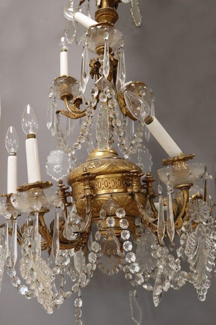 LUSTRE en bronze doré à neuf lumières sur...